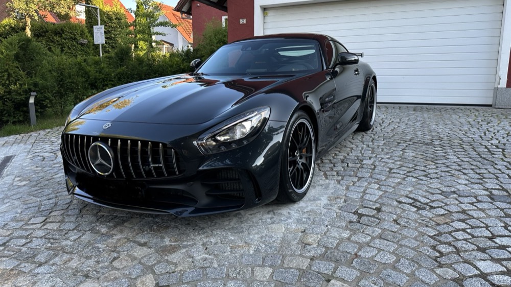 Schwarzer Mercedes-AMG GT mit tiefem Glanz nach der Aufbereitung