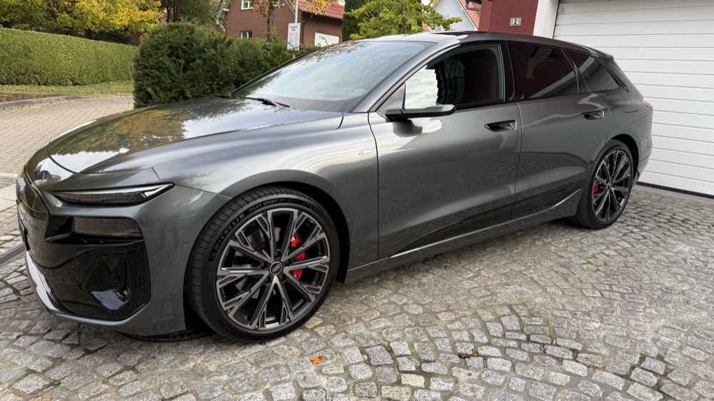 Dunkelgrauer Audi A6 Avant mit spiegelndem Lack nach der Aufbereitung