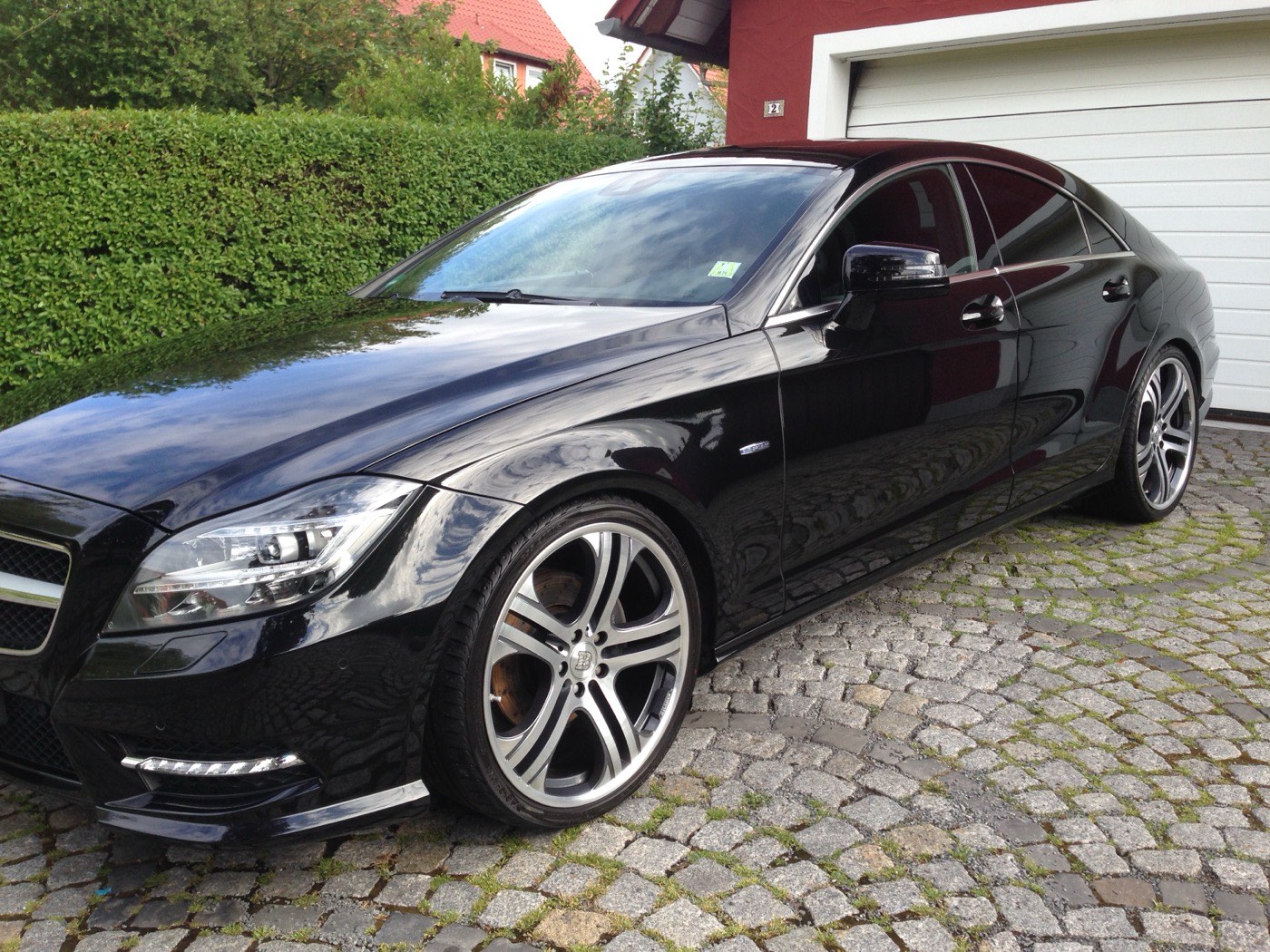 Hochglanzpolierter schwarzer Mercedes nach der Aufbereitung