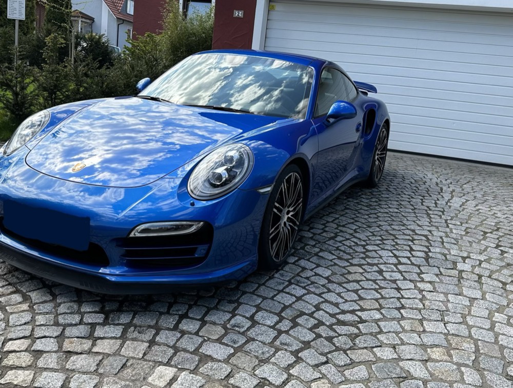 Blauer Porsche 911 mit spiegelndem Lack nach der Aufbereitung